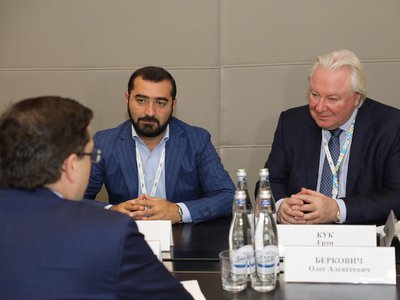 Глеб Никитин провел встречу с президентом ОСИГ Грантом Бабасяном и президентом World Media and Events Limited Грэмом Куком (2021 г.)