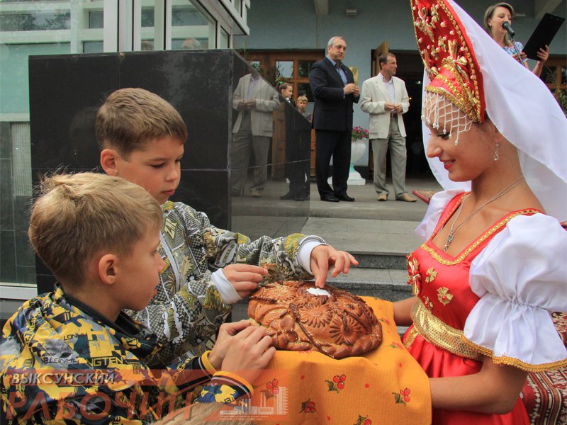 Встречу с солью и пирогами