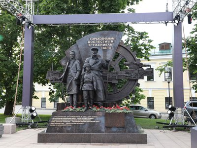 Памятник «Горьковчанам – доблестным труженикам тыла» открыл в Нижегородском кремле губернатор Глеб Никитин (2020 г.)