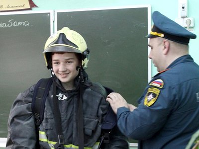 Юные новодмитриевцы примерили на себя роль пожарных (2021 г.)