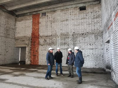 Глава МСУ Владимир Кочетков осмотрел ход работ на площадке строительства школы в Виле