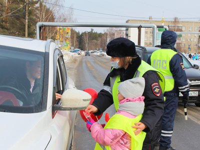 Воспитанники детского сада «Земляничка» подарили сердечные обращения водителям