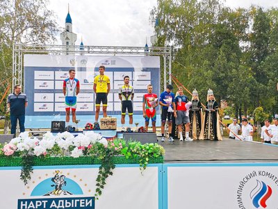 Велосипедисты Иван Блохин и Андрей Степанов