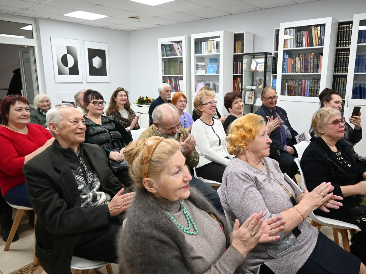 В Центральной библиотеке состоялась презентация сборника стихов ветеранов «С болью о Донбассе»
