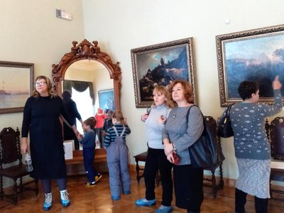Группа шиморянок в музее