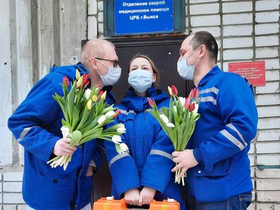 Сотрудники скорой помощи поздравили коллег-женщин с праздником (Выкса, 2021 г.)