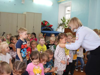 Сотрудники ГИБДД посетили школу №3 и детский сад «Сказка»