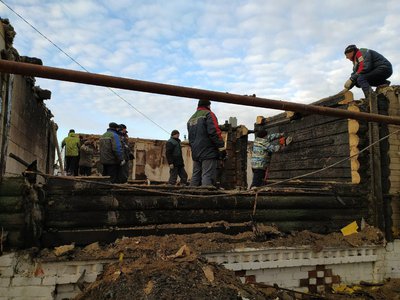Добровольцы помогли семье Каленсковых разобрать завалы от пожара