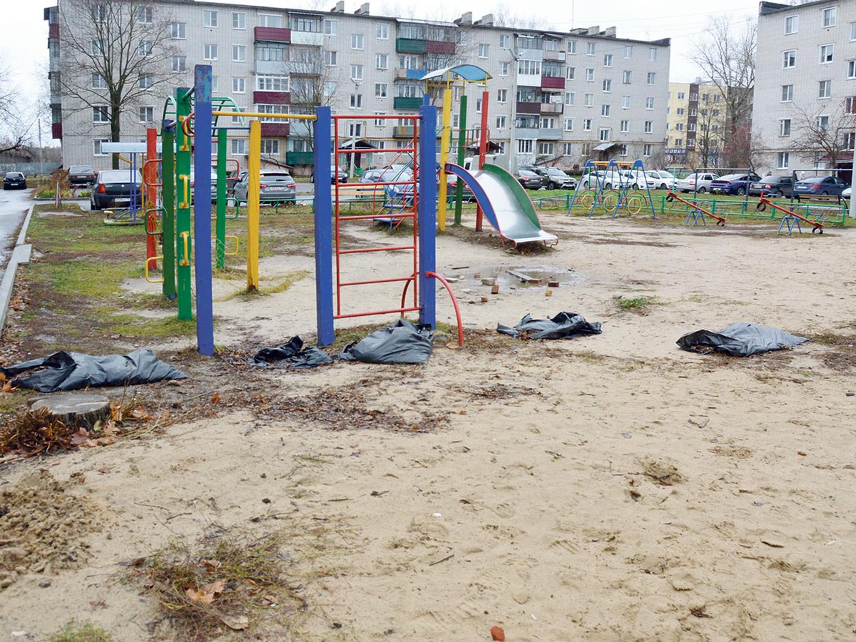 детская площадка-мусор в мешках