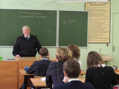 Выксунские полицейские провели лекции для учеников школы №6