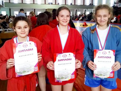 Юные самбисты привезли 13 медалей с чемпионата области