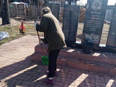 В Нижней Верее прошёл субботник у памятника погибших