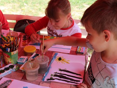 Дети рисовали мирное небо в память о жертвах терроризма