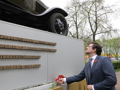 Глеб Никитин возложил цветы к Мемориалу Славы и памятнику газовской «полуторке» на Автозаводе