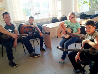 В Борковском Доме культуры и творчества возобновляет работу студия игры на гитаре