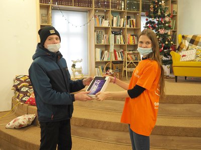 Благотворительный фонд «ОМК-Участие» подарил планшеты выксунским школьникам из многодетных и малообеспеченных семей