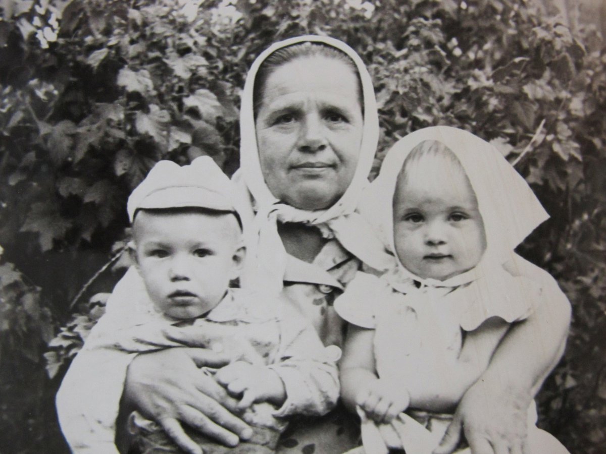 Бабушка-с-внуками-Сашей-и-Женей-в-огороде-Примерно-1981г.jpg