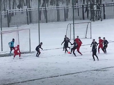 Футболисты «Металлурга» провели последний матч сезона на заснеженном поле