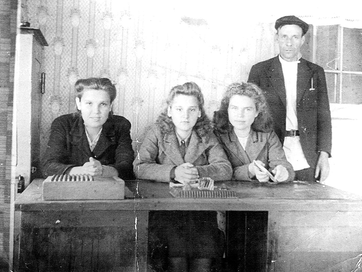 Валентина Спирина с коллегами на мясокомбинате 1950-е.jpg
