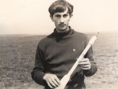 Слава Скороделов с макетом ракеты «Союз», 1966 год