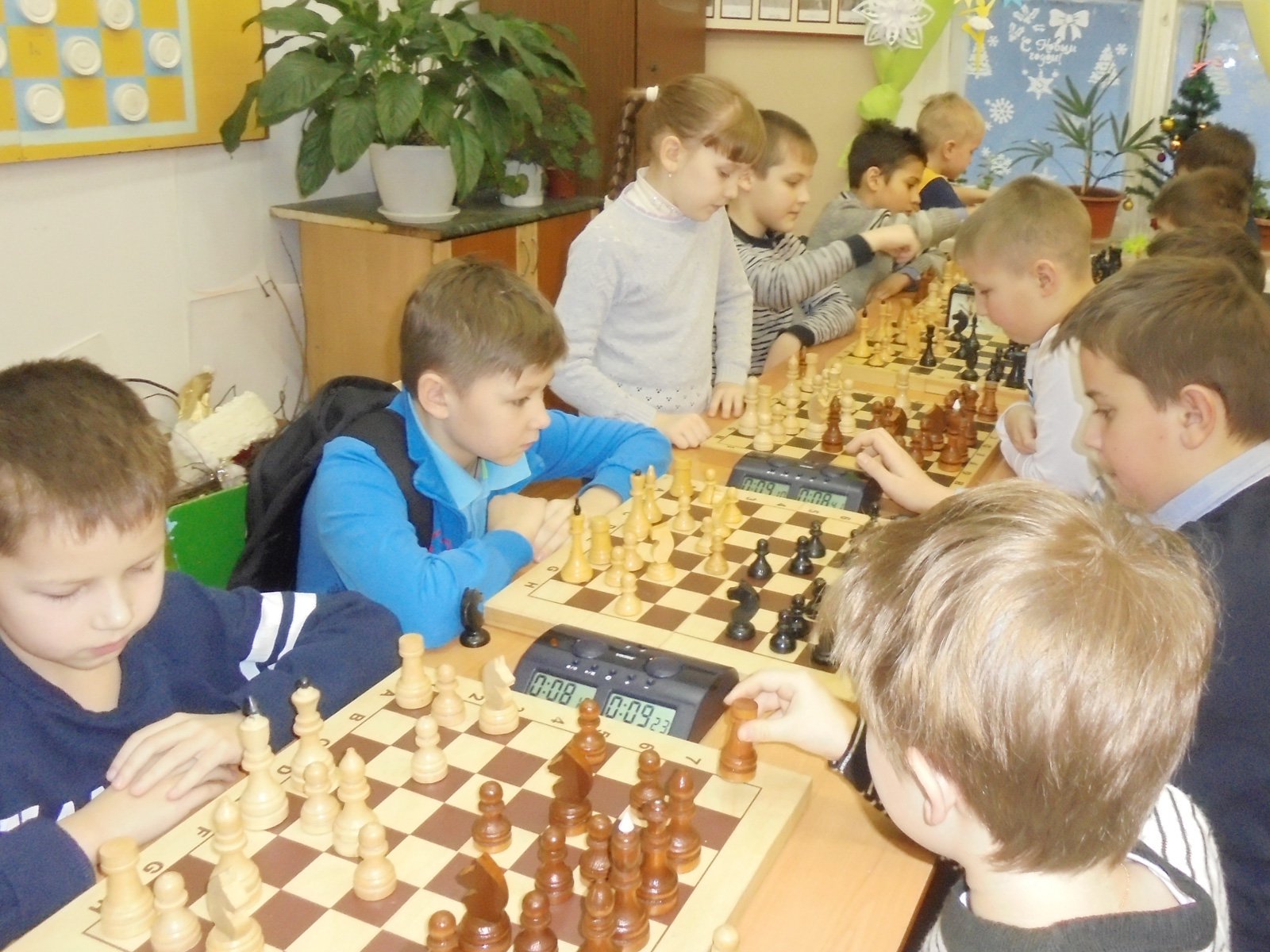 Школа 75 уроки. Шахматы занятие Москва. Игра «маленькие политики» 1-4 класс фото.