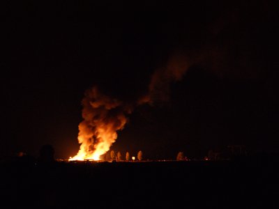 Сильный пожар на въезде в Мотмос
