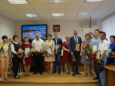 В здании администрации в торжественной обстановке наградили 25 человек в честь Дня города и Дня металлурга (Выкса, 2019 г.)
