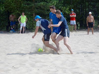 Трудовые коллективы встретились на пляже, чтобы поиграть в футбол