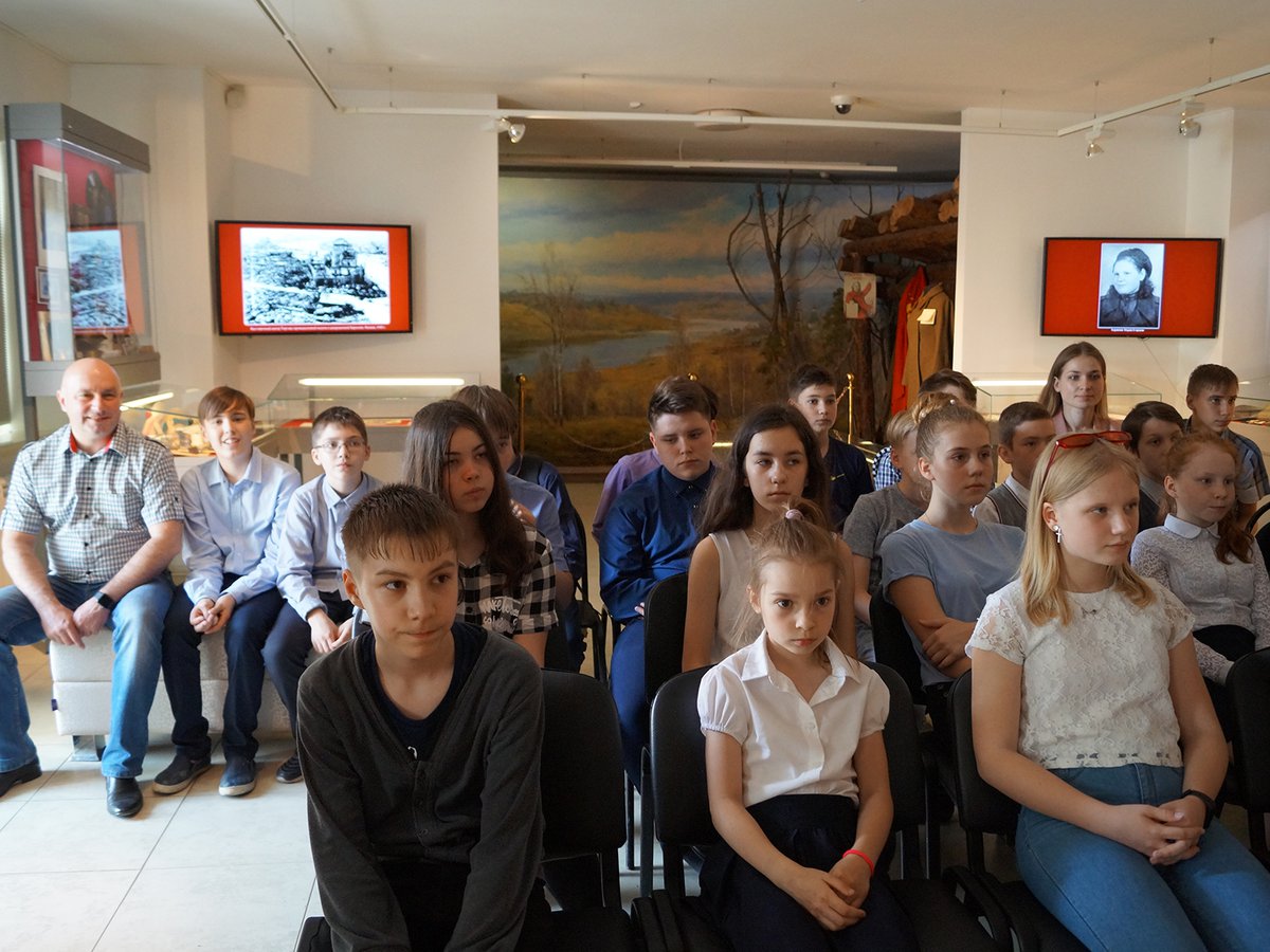 Зал «Великой Победе посвящается» музея истории ВМЗ 15 мая вместе с депутатом Александром Кобяковым посетили ученики школы №3.