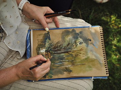 Учащиеся художественной школы рисовали в парке