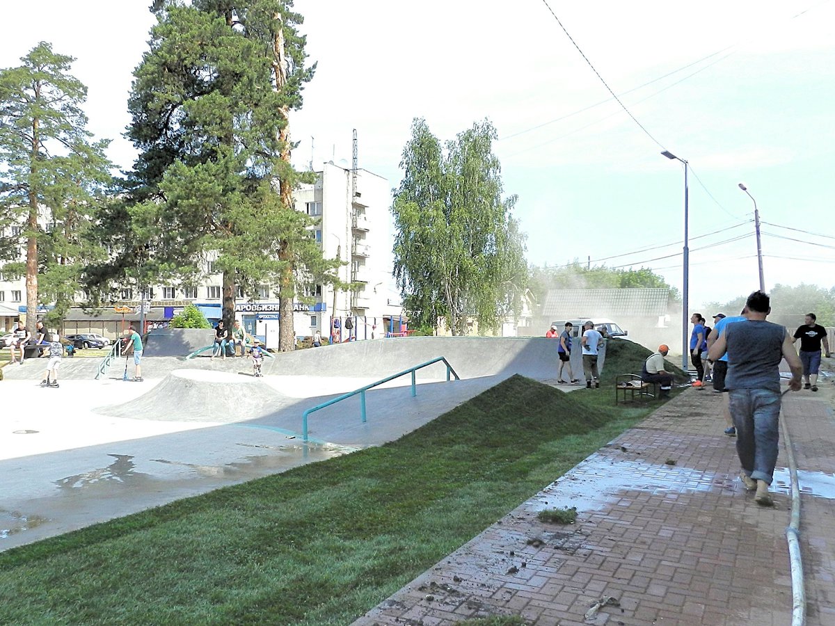 В День России в скейт-парке уложили газон
