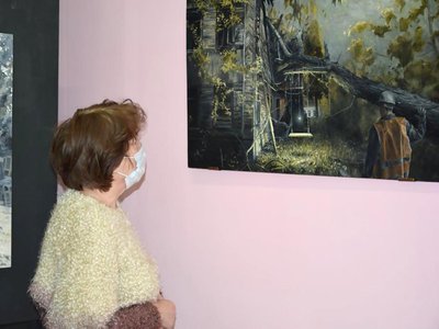 Сразу на двух художественных выставках музея истории АО «ВМЗ» побывали ветераны-металлурги (Выкса, 2022 г.)