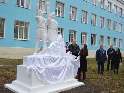 В день рождения школы №12 торжественно открыли скульптуру «Пионеры»