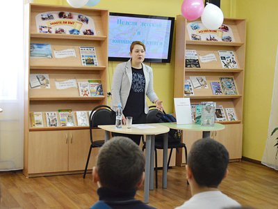 Встреча с детской писательницей Анастасией Строкиной в городской библиотеке (Выкса, 2018 г.)