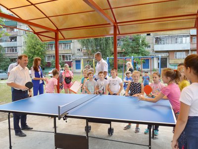 Площадка для игры в настольный теннис во дворе домов №№35 и 36 м-она Гоголя (Выкса, 2017 г.)