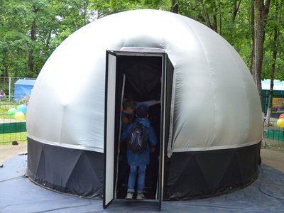 В выксунском парке открыт мобильный планетарий