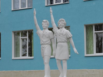 В день рождения школы №12 торжественно открыли скульптуру «Пионеры»