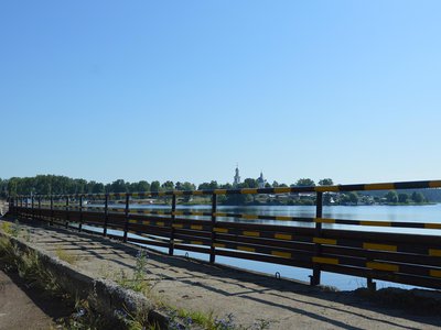 На набережной Верхнего пруда появится ограждение от брызг, «маскировка» гидросооружения и забор на Порхачёвке