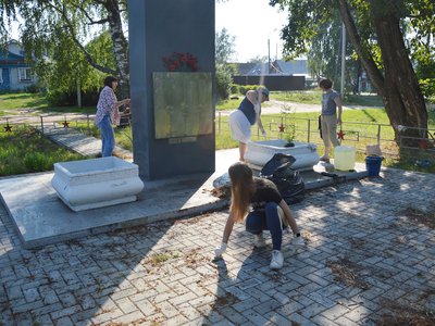 Уборка памятника на улице Пролетарской