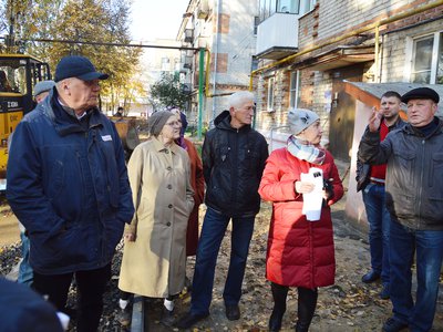 Глава МСУ Владимир Кочетков встретился с жителями дворов на ул. Островского, где сейчас идёт благоустройство