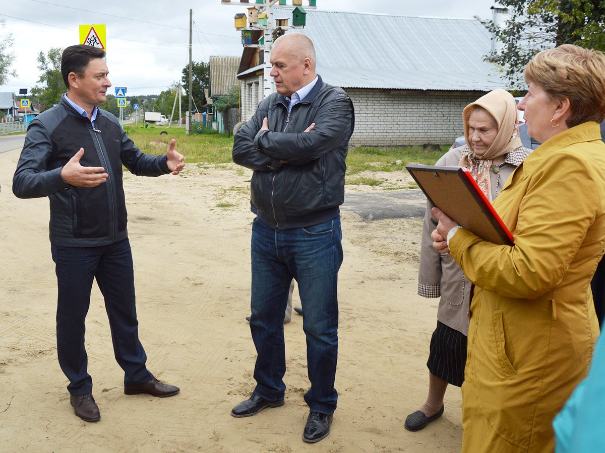Встреча главы МСУ Владимира Кочеткова с жителями Вили, посвящённая строительству тротуара к школе
