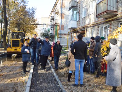 Глава МСУ Владимир Кочетков встретился с жителями дворов на ул. Островского, где сейчас идёт благоустройство