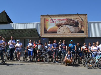Участники велопробега «Добрая пироженка» привезли в «Пеликан» сладкие подарки (Выкса, 2018 г.)