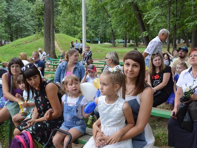 Парад семей и праздничный концерт, приуроченный к празднованию Дня семьи, любви и верности, прошёл в парке 8 июля (Выкса, 2018 г.)