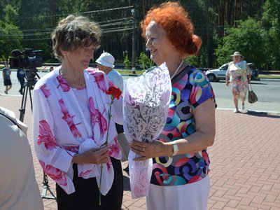 Людмилу Нехаеву поздравляет Нина Буланькова, председатель Совета ветеранов комсомола