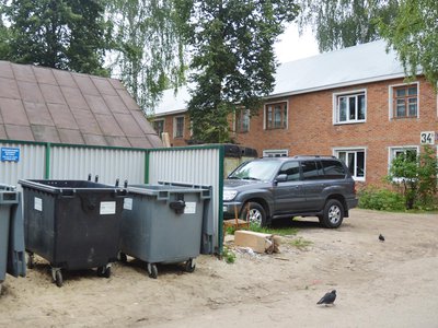 На улице Белякова в районе дома 2 установили новую контейнерную площадку.