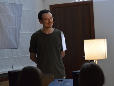 В арт-резиденции «Выкса» провёл лекцию куратор эмбиент-программы фестиваля «Арт-Овраг» Андрей Морозов