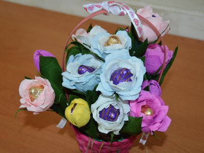 Выксунские госавтоинспекторы вместе со старшеклассниками из школ №№3 и 9 дарили 6 марта женщинам-водителям цветы (Выкса, 2018 г.)