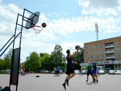 В Выксе на площади Октябрьской революции прошёл мастер-класс по баскетболу