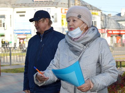 Ветераны Выксы отметили 102-ю годовщину ВЛКСМ на Комсомольской площади (2020 г.)